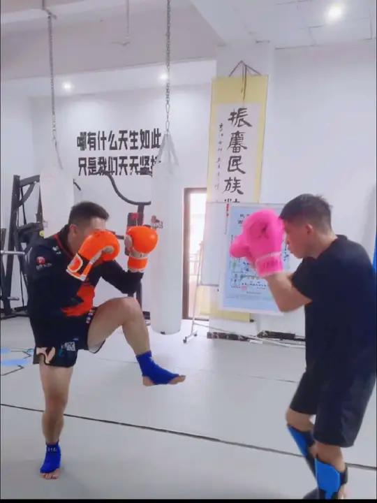 od体育官方-球队技战术运用巧妙，攻防转换连连击溃敌方(足球攻防转换技术训练)