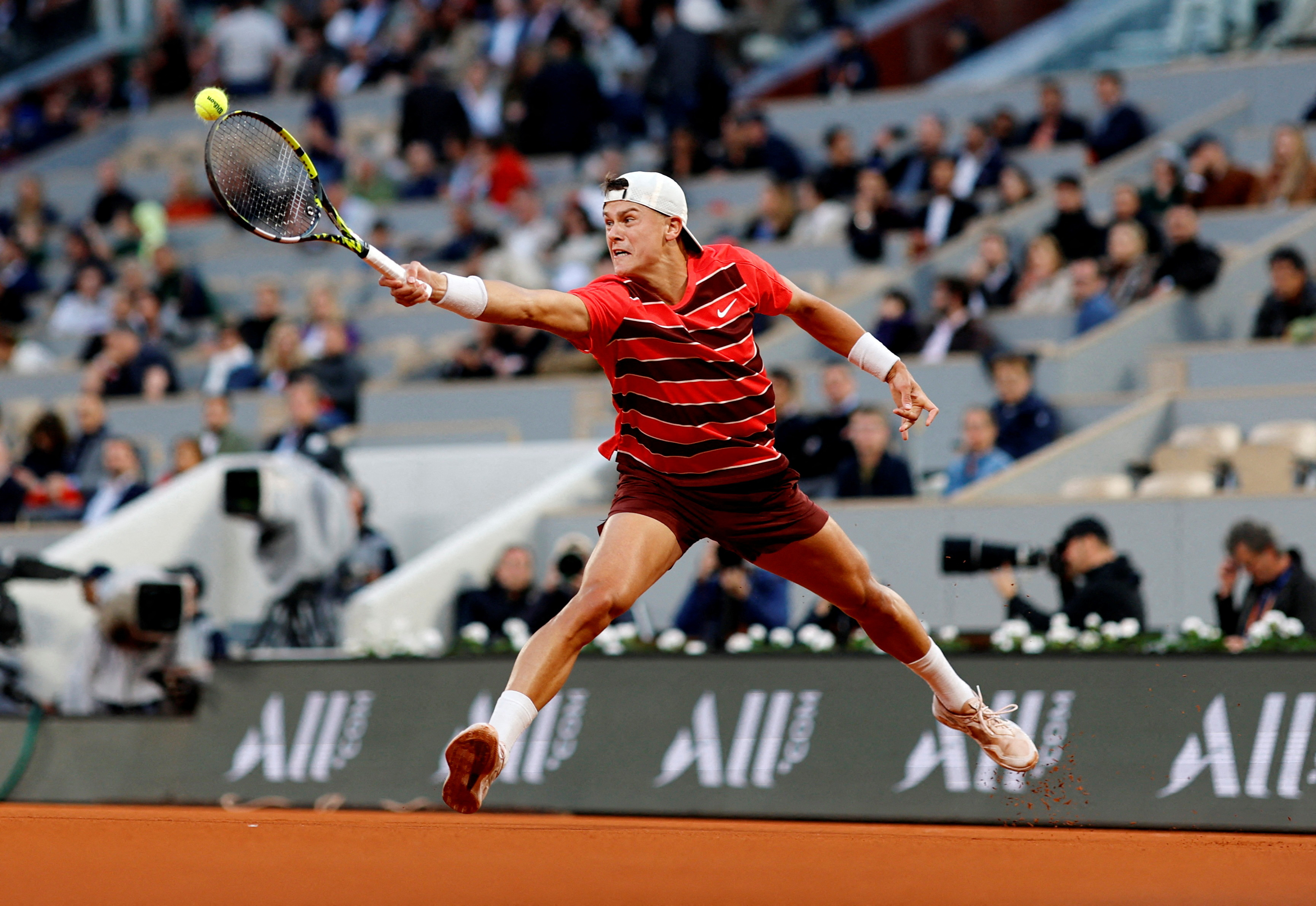 od体育登录-网球比赛选手气势如虹，一路领先