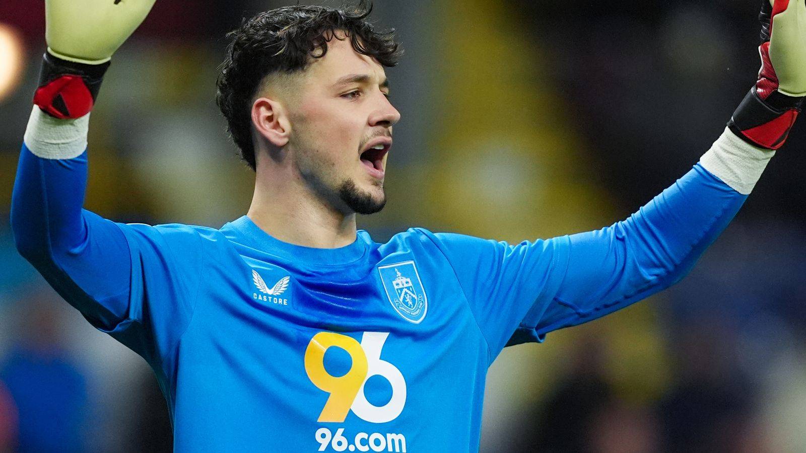 od体育官方入口-曼城门将技术出色，连续扑出救球表现抢眼