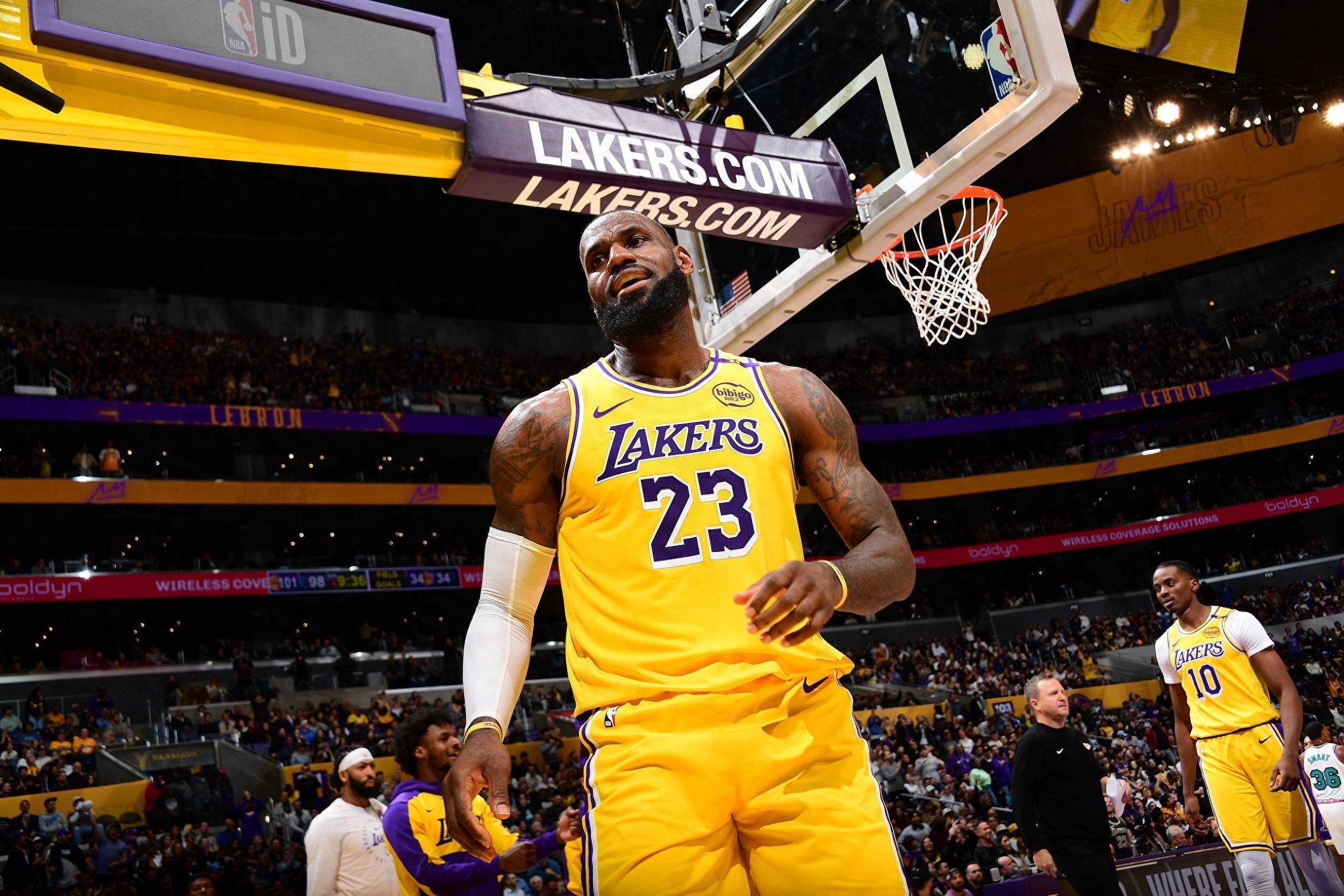 关于新秀表现抢眼,湖人惨遭惨败的信息